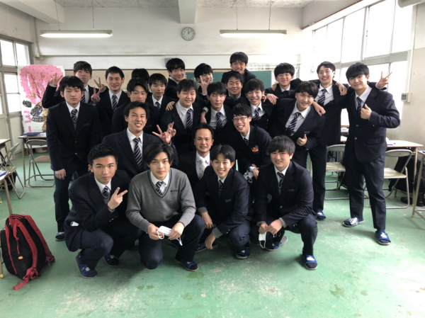 ３年間出席率100%の偉業を達成した３年６組の生徒と担任の田中幸志先生